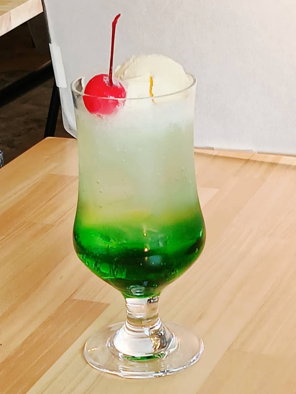 テーブルに置かれたメロンクリームソーダ